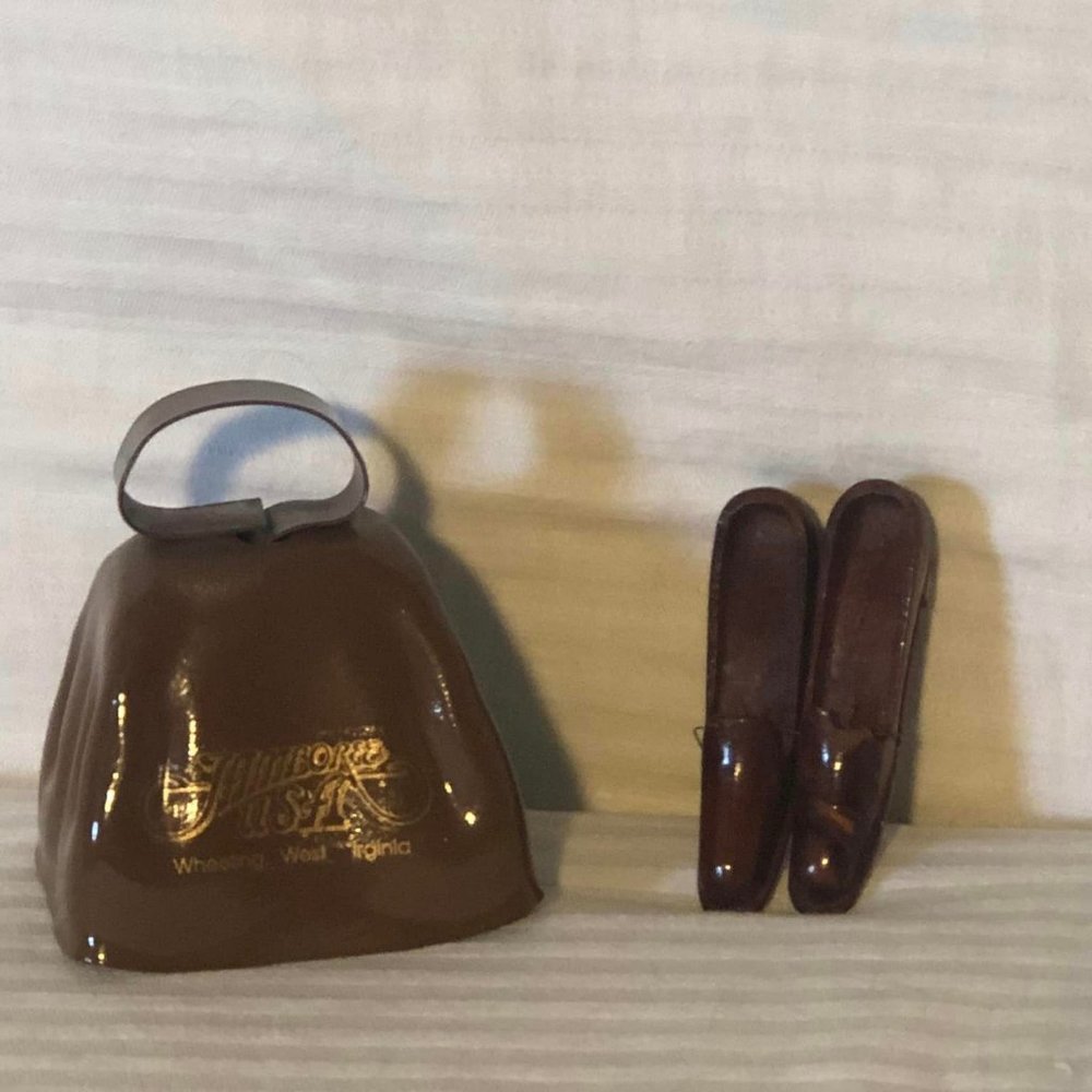 Jamboree Wheeling, West Virginia USA Brown Metal Cowbell & Brown Wooden Miniatur